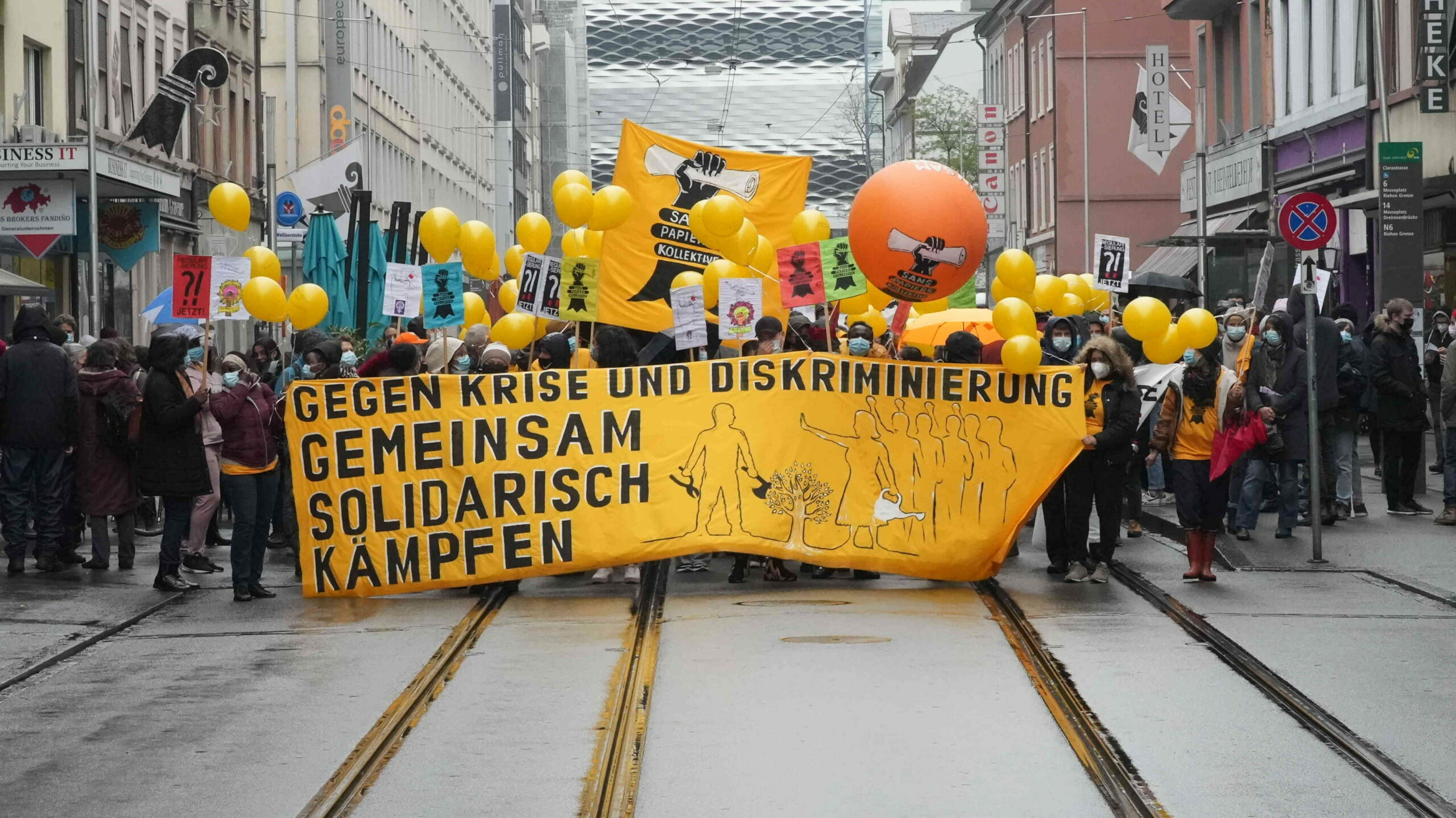 "Gegen Krise und Diskriminierung": manifestazione dei collettivi Sans-Papiers il 1° maggio 2021 a Basilea. (foto: Sans-Papiers-Kollektive Basel)